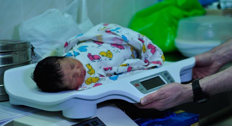 Un bebé recién nacido es pesado en una báscula en un hospital de Ucrania (archivo).
